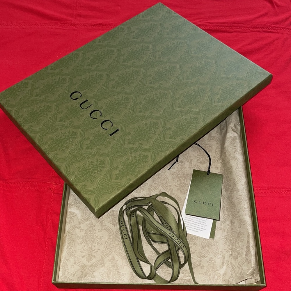 Gucci gift box.NEW.Large size with ribbon,tag-with matching tissue paper inside